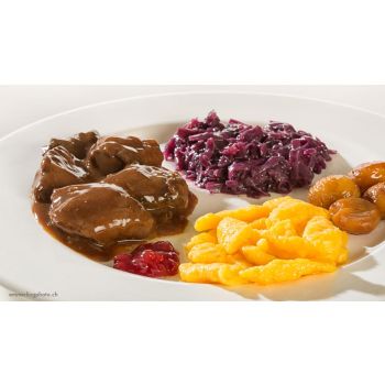 Rehpfeffer mit Spätzli, Rotkraut, Preiselbeeren und glasierte Marroni